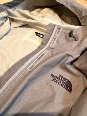 The North Face Women's DryVent Waterproof Hooded Rain Jacket Size Medium